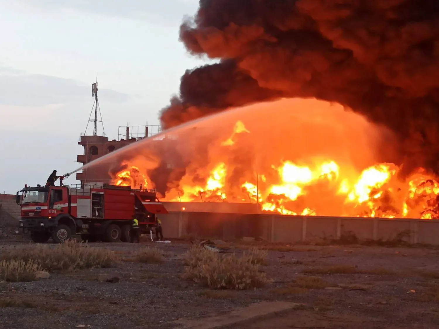 الهجمات الإسرائيلية ضد الحوثيين استهدفت منشآت الوقود والكهرباء في الحديدة (إعلام حوثي)