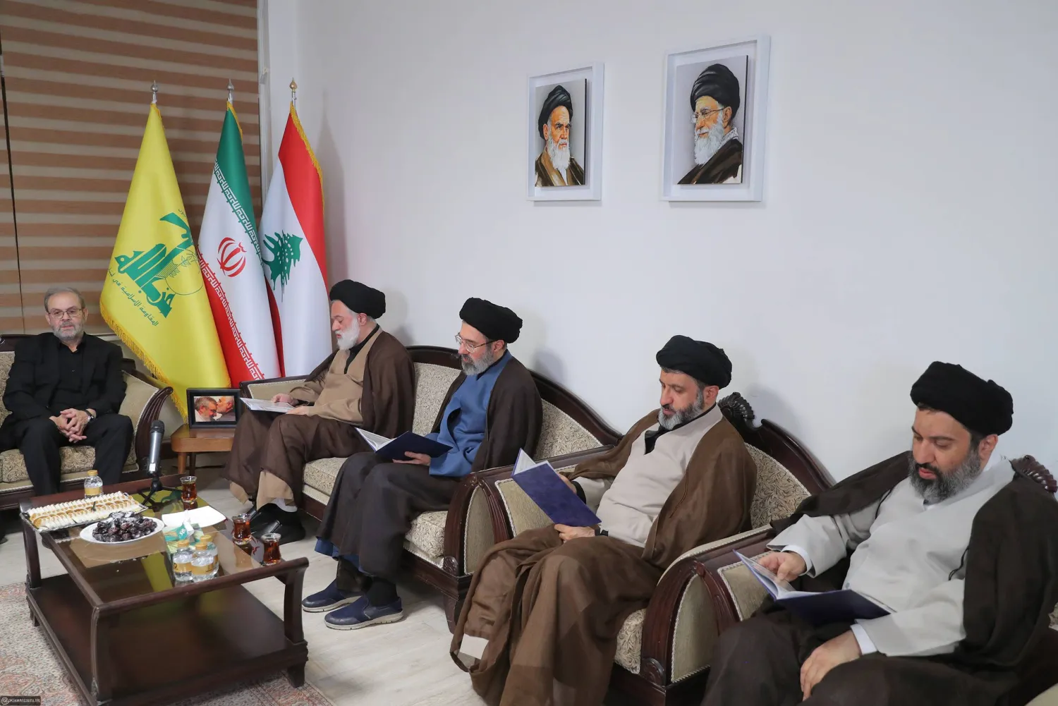 أبناء خامنئي: مصطفى ومجتبى ومسعود وميثم (أقصى اليمين) مع عبد الله صفي الدين خلال مجلس عزاء بمكتب «حزب الله» في طهران (موقع المرشد)