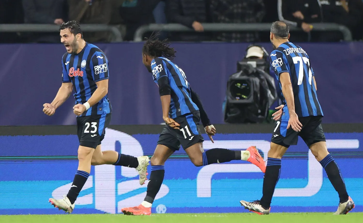 مدافع أتالانتا بيلانوفا ينطلق فرحاً بهدفه الثالث في مرمى شاختار الأوكراني (إ.ب.أ) 