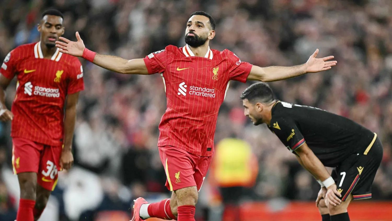 فرحة محمد صلاح بهدف الإطمنئنان لفريقه ليفربول في مرمى بولونيا الإيطالي بدوري الأبطال (أ.ف.ب)