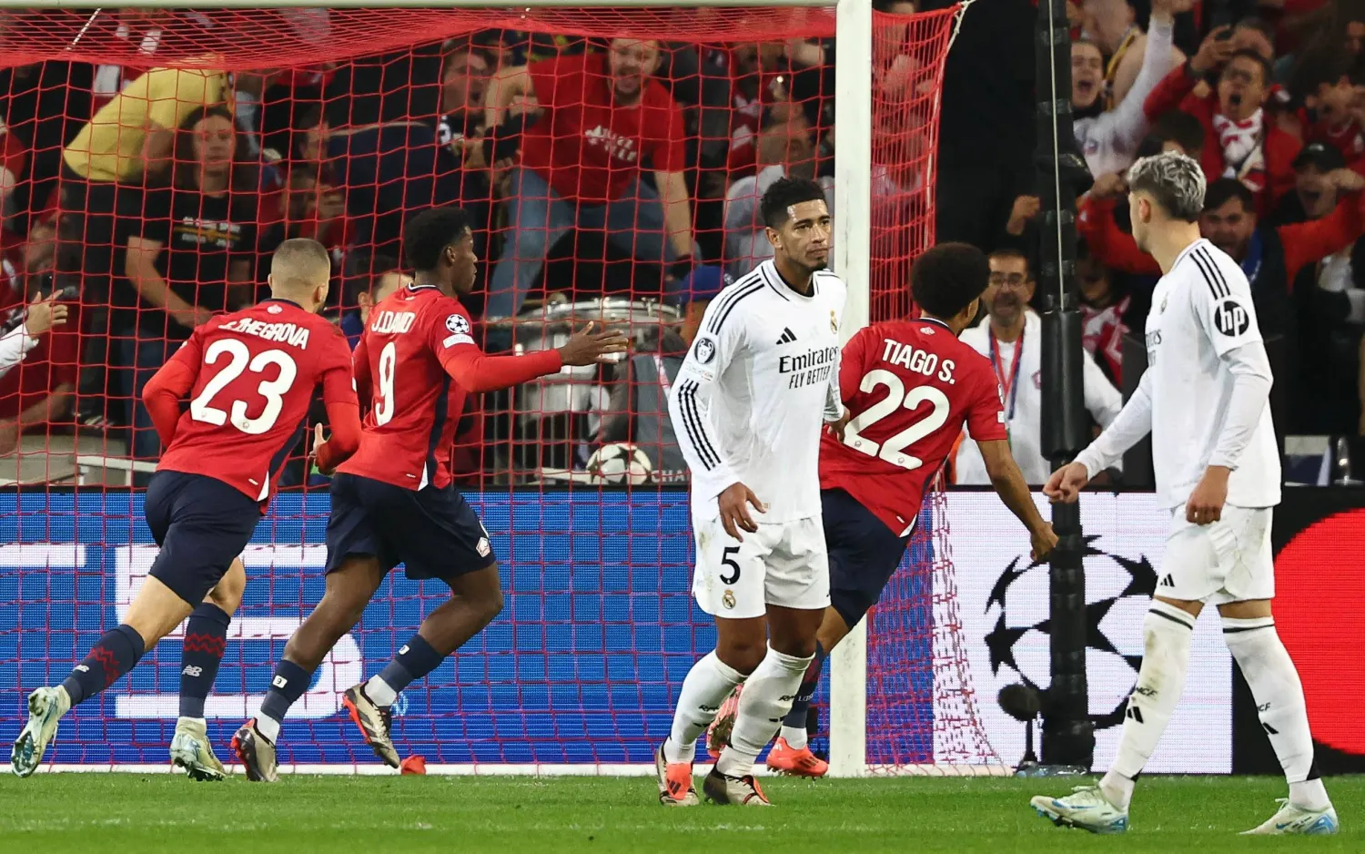 هدف ليل الفرنسي عن طريق مهاجمه الكندي جوناثان وسط حسرة من لاعبي الريال (أ.ف.ب)