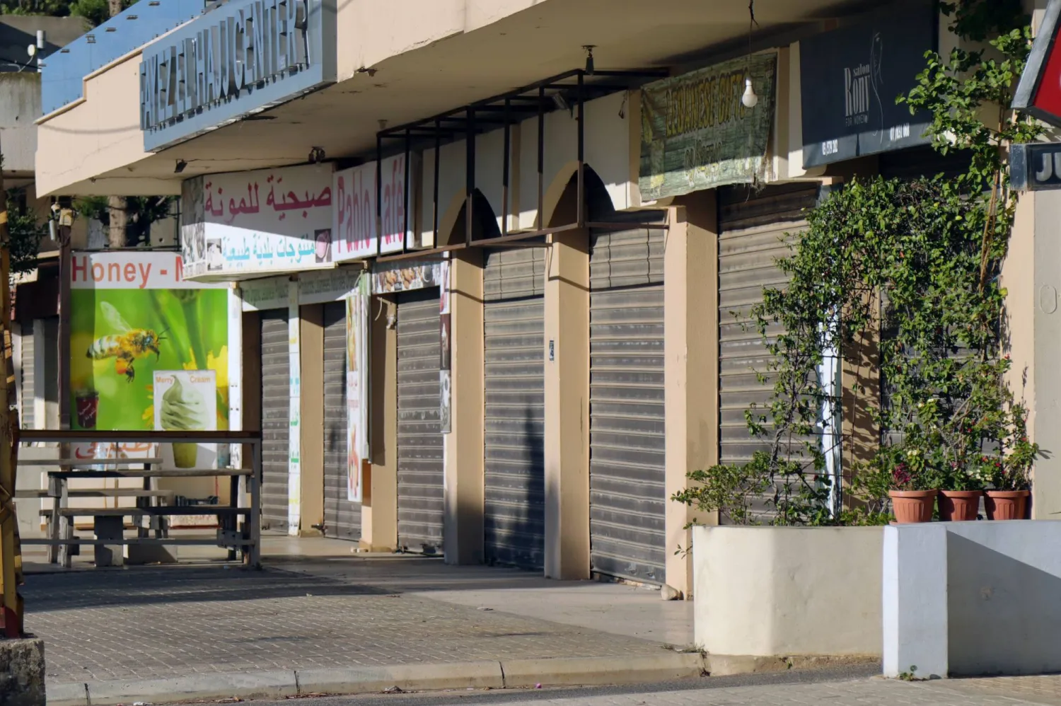 محال مُقفلة في منطقة مرجعيون جنوب لبنان بفعل تصاعد الصراع بين إسرائيل و«حزب الله» (إ.ب.أ)