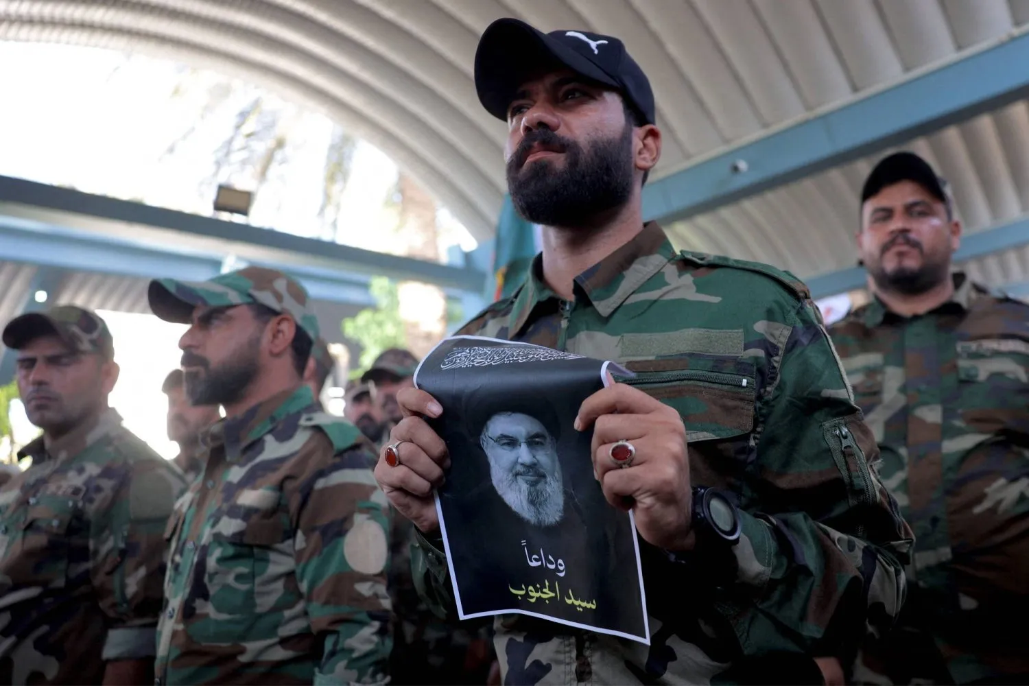 Iraklı gruplar Bağdat'ta Nasrallah'ın resmini taşıyor (AFP)