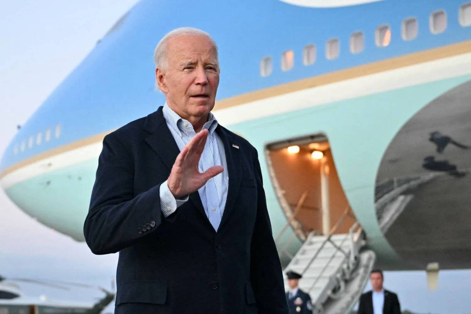 ABD Başkanı Joe Biden, Maryland'deki Andrews Hava Kuvvetleri Üssü'nde Air Force One'dan indikten sonra (AFP)