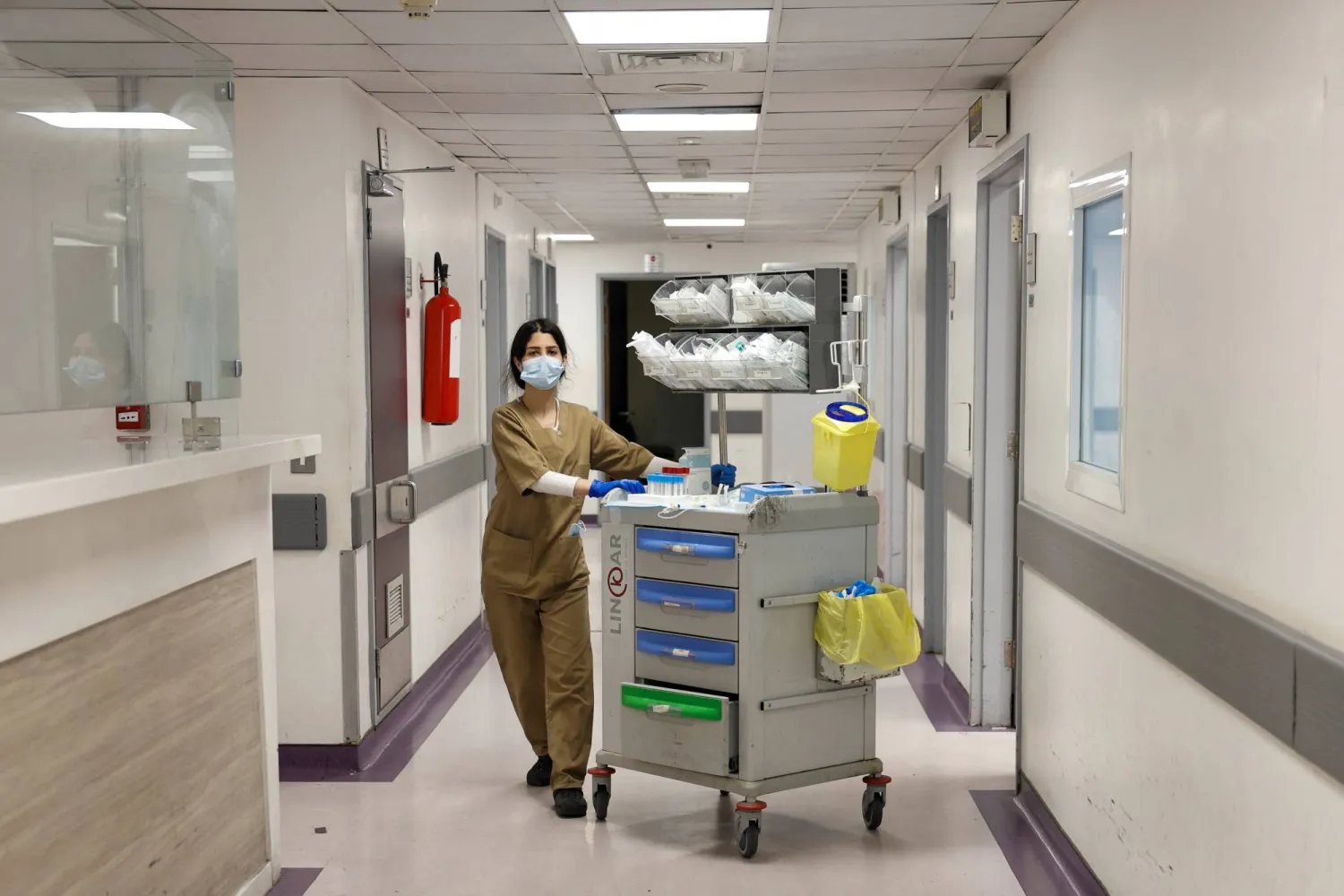 ممرضة تعمل في قسم الطوارئ داخل مستشفى رفيق الحريري في بيروت (رويترز)