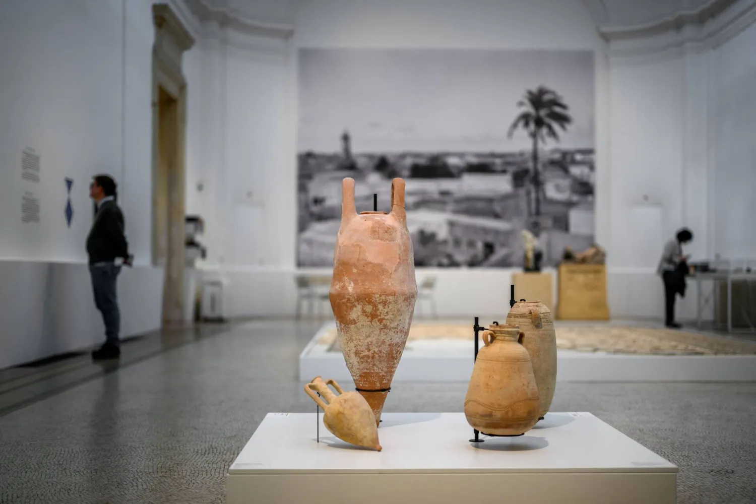 الإرث مرايا الشعوب (أ.ف.ب)