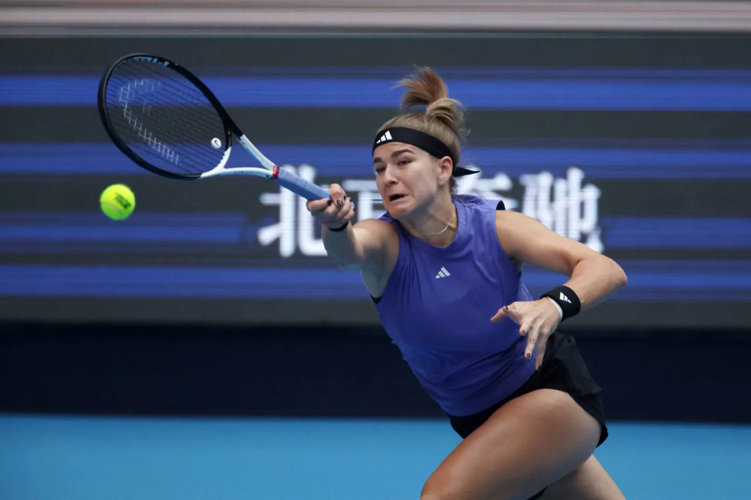 كارولينا موخوفا تتألق في بطولة بكين للتنس (إ.ب.أ)