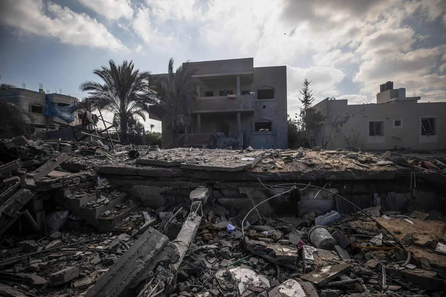  İsrail'in Gazze Şeridi'ndeki Deyr el-Balah'a düzenlediği saldırıda yıkılan bir ev (EPA)