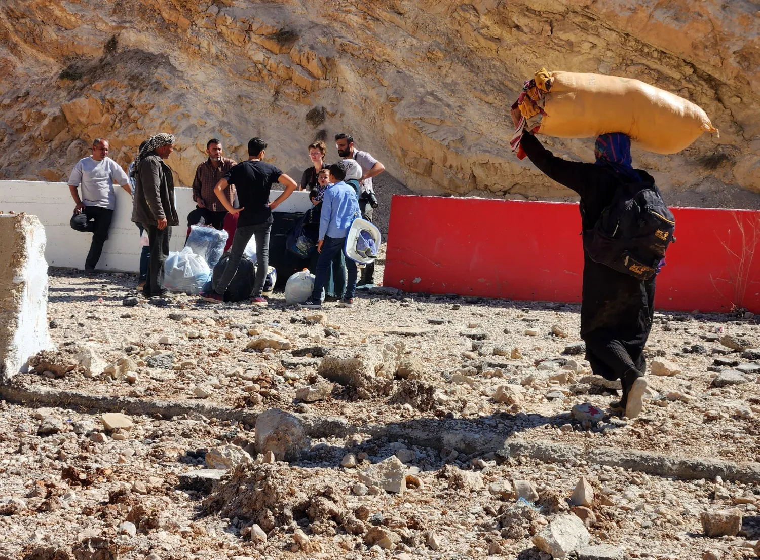 لبنانيون ينزحون من لبنان إلى سوريا وسط التصعيد في الصراع (إ.ب.أ)