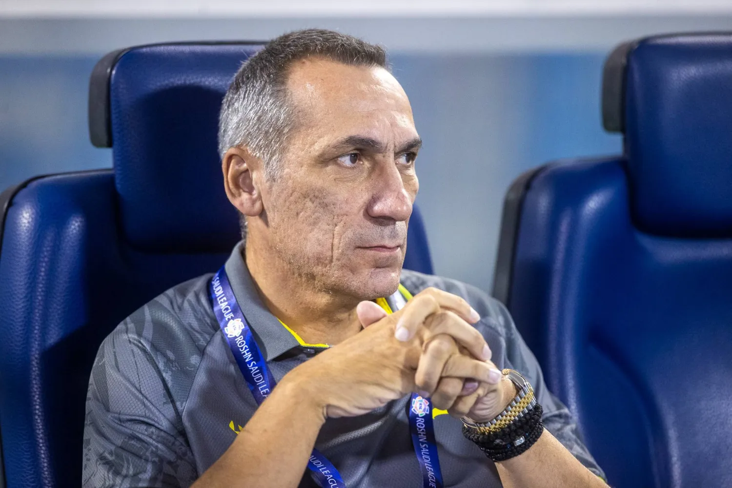 دونيس مدرب فريق الخليج (تصوير: عيسى الدبيسي)