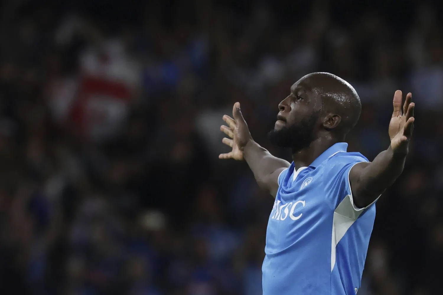 لوكاكو محتفلا بهدفه في شباك كومو (أ.ب)