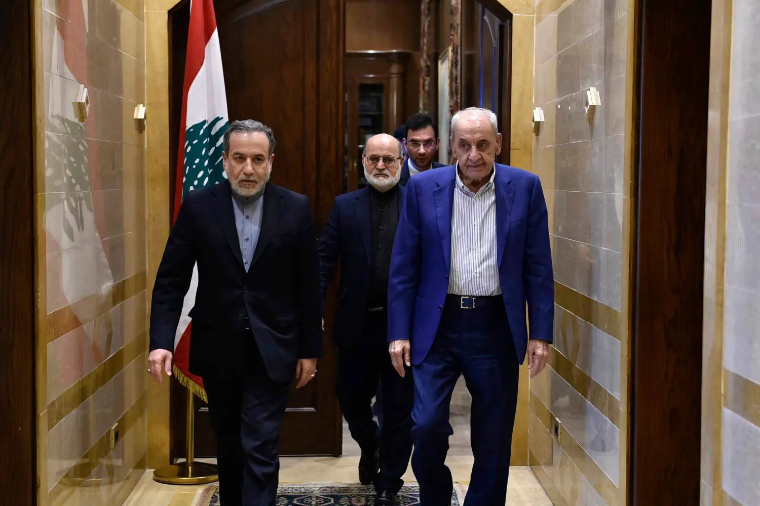 وزير الخارجية الإيراني عباس عراقجي (يسار) يلتقي رئيس مجلس النواب اللبناني نبيه بري (أ.ف.ب)