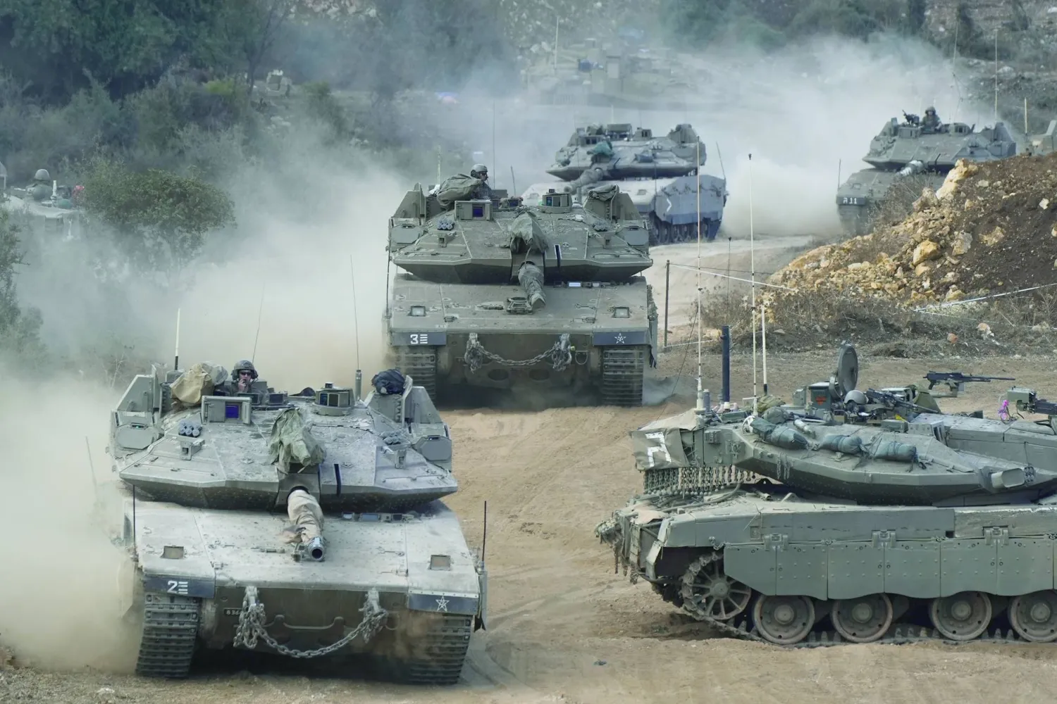 دبابات الجيش الإسرائيلي تقوم بمناورة في منطقة تجمع بشمال إسرائيل بالقرب من الحدود الإسرائيلية - اللبنانية (أ.ب)