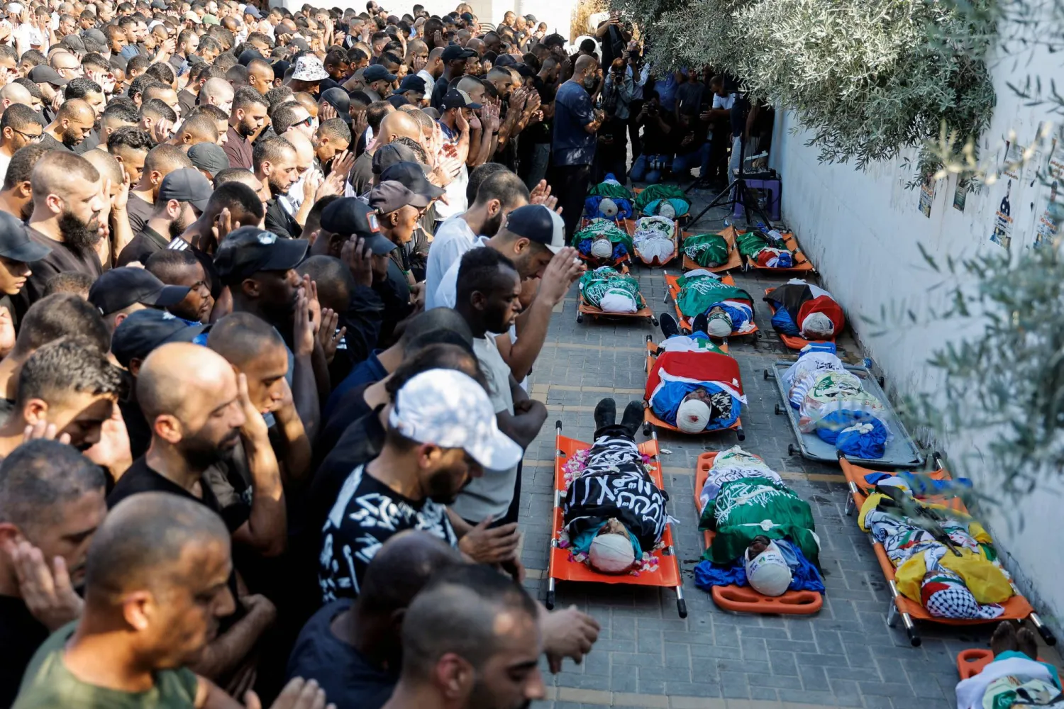 جنازة فلسطينيين قُتلوا في غارة إسرائيلية على مقهى شعبي في طولكرم بالضفة الغربية (رويترز)