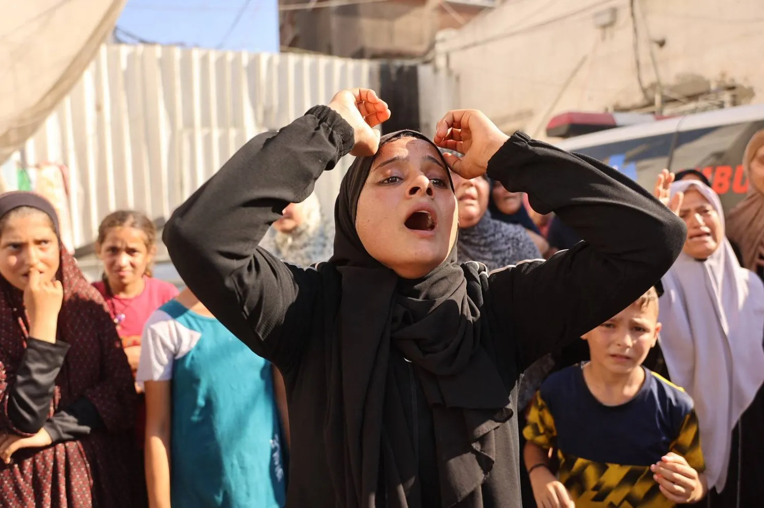 فلسطينية تبكي على مقتل أقربائها في غارة إسرائيلية بالفلوجة شمال قطاع غزة (أ.ف.ب)
