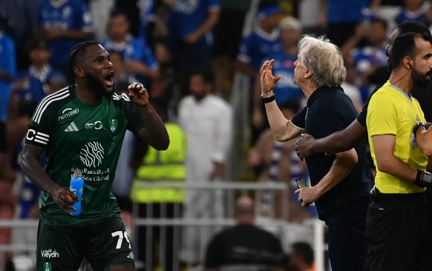 خيسوس في جدال مع كيسي أثناء المباراة (تصوير: علي خمج)