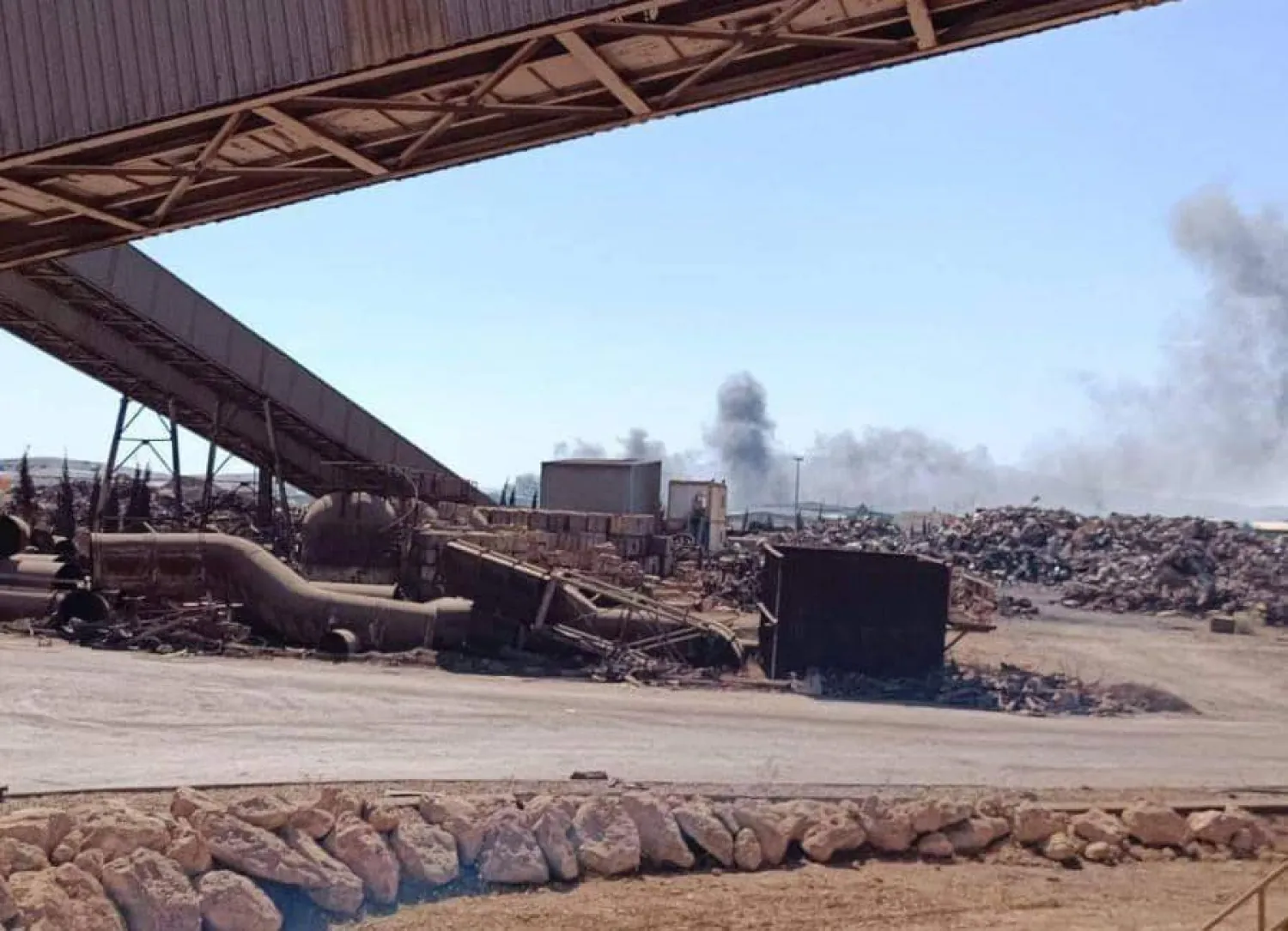 الصواريخ الإسرائيلية تستهدف شاحنات محملة بمواد غذائية إلى لبنان داخل معمل للسيارات الإيرانية وسط سوريا (المرصد السوري)