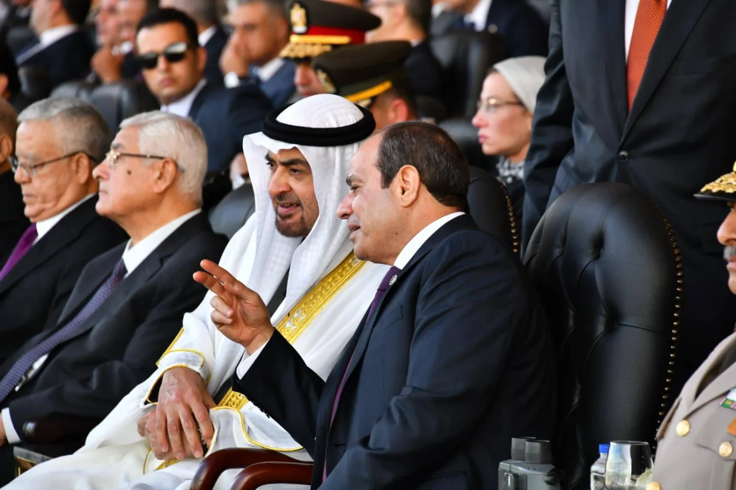 الرئيس السيسي والشيخ محمد بن زايد يشهدان الاحتفال بتخريج دفعات جديدة من طلبة الكليات العسكرية الخميس الماضي (الرئاسة المصرية)