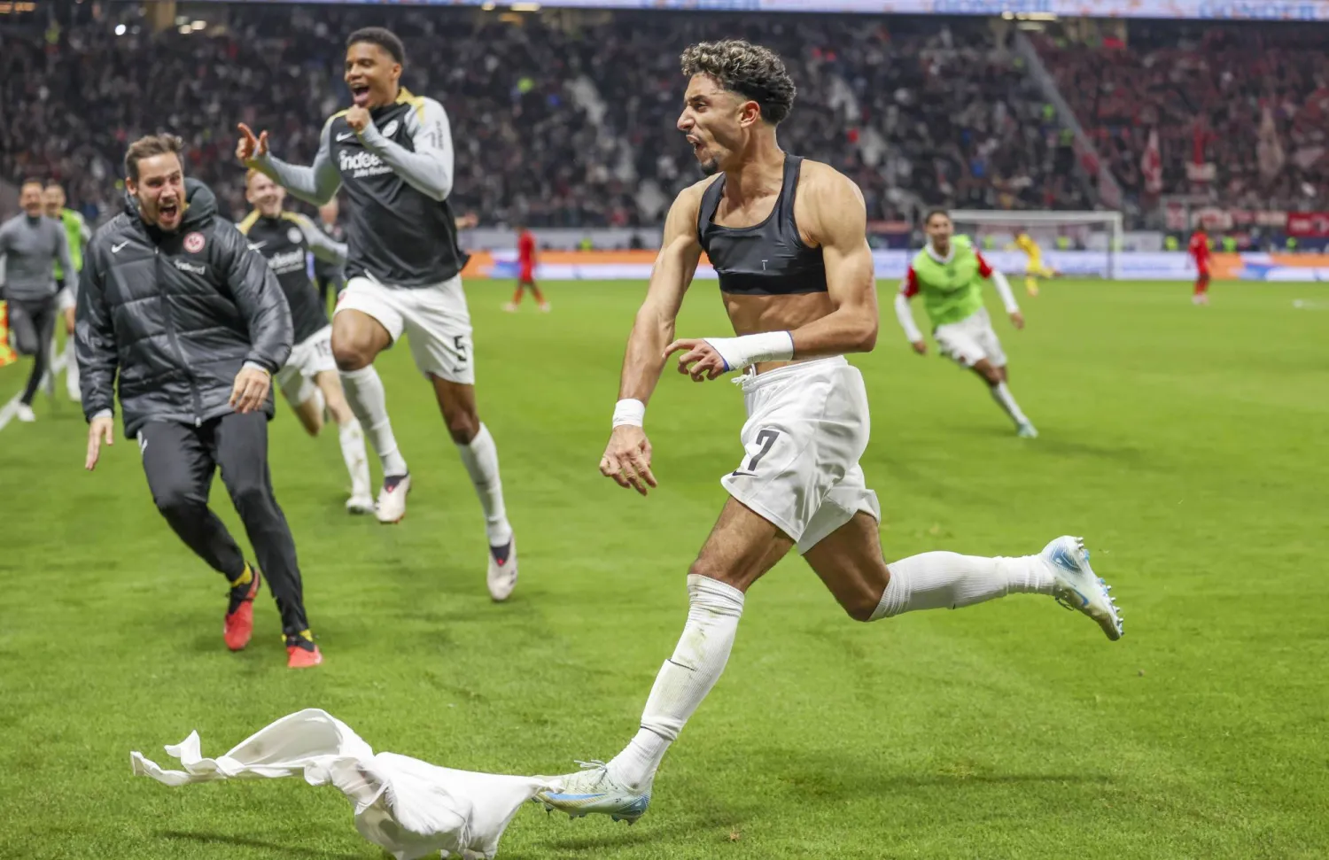 النجم المصري عمر مرموش ينطلق فرحاً بهدف التعادل لفريقه آينتراخت فرانكفورت في مرمى البايرن (إ.ب.أ)