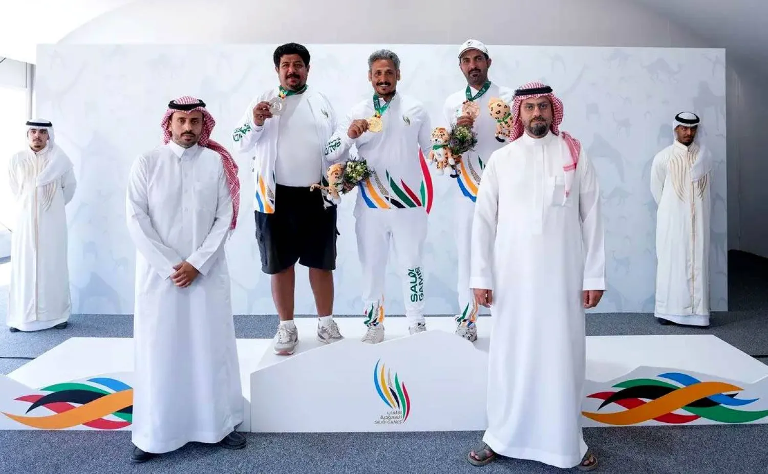 من مراسم تتويج أصحاب المراكز الثلاثة من منافسات رماية الأطباق ضمن دورة الألعاب السعودية 2024 (واس)