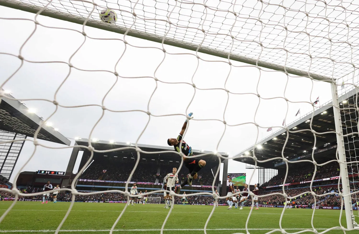 تسديدة برونو قائد يونايتد ترتد من عارضة مرمى استون فيلا بعد محاولة يائسه من الحارس مارتينيز للتصدي لها (ا ف ب)