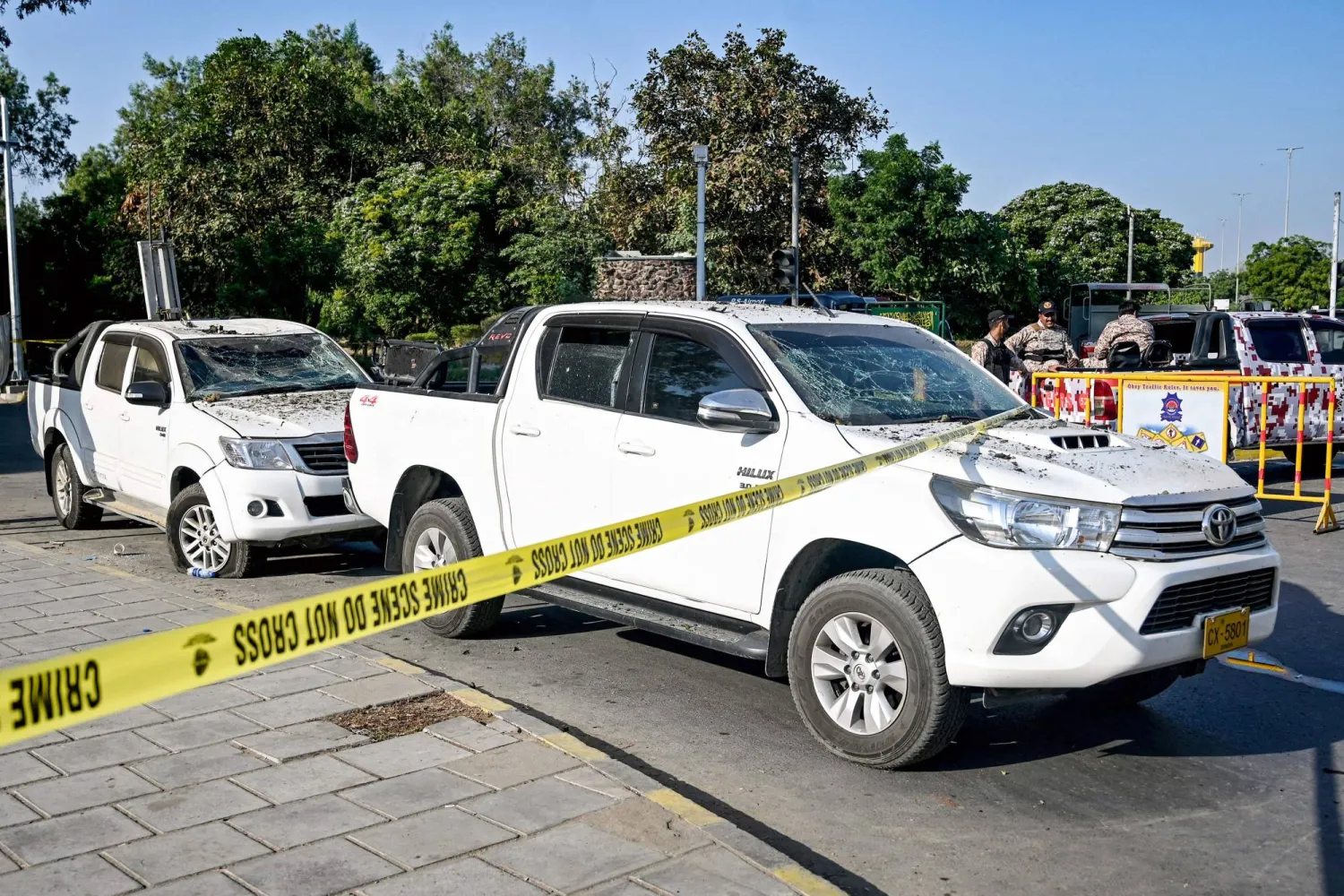 أفراد من قوات شبه عسكرية في موقع الانفجار قرب من مطار كراتشي الدولي في 7 أكتوبر 2024. وقالت سفارة بكين في 7 أكتوبر إن انفجاراً ضخماً استهدف قافلة من العمال الصينيين في أكبر مدينة بباكستان أسفر عن مقتل مواطنين اثنين (أ.ف.ب)