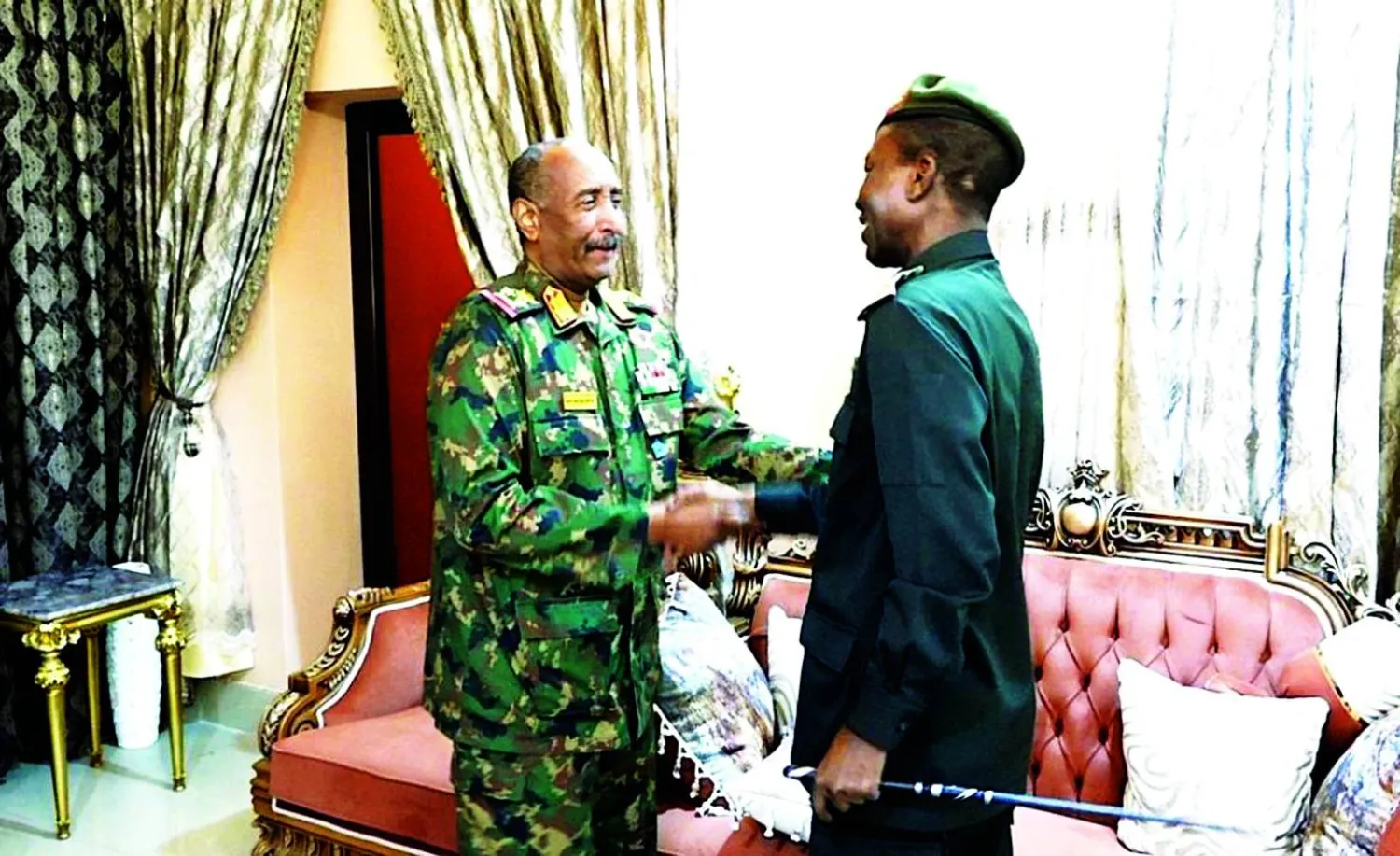 البرهان مستقبِلاً نائبه شمس الدين الكباشي في بورتسودان (أرشيفية - الجيش السوداني)