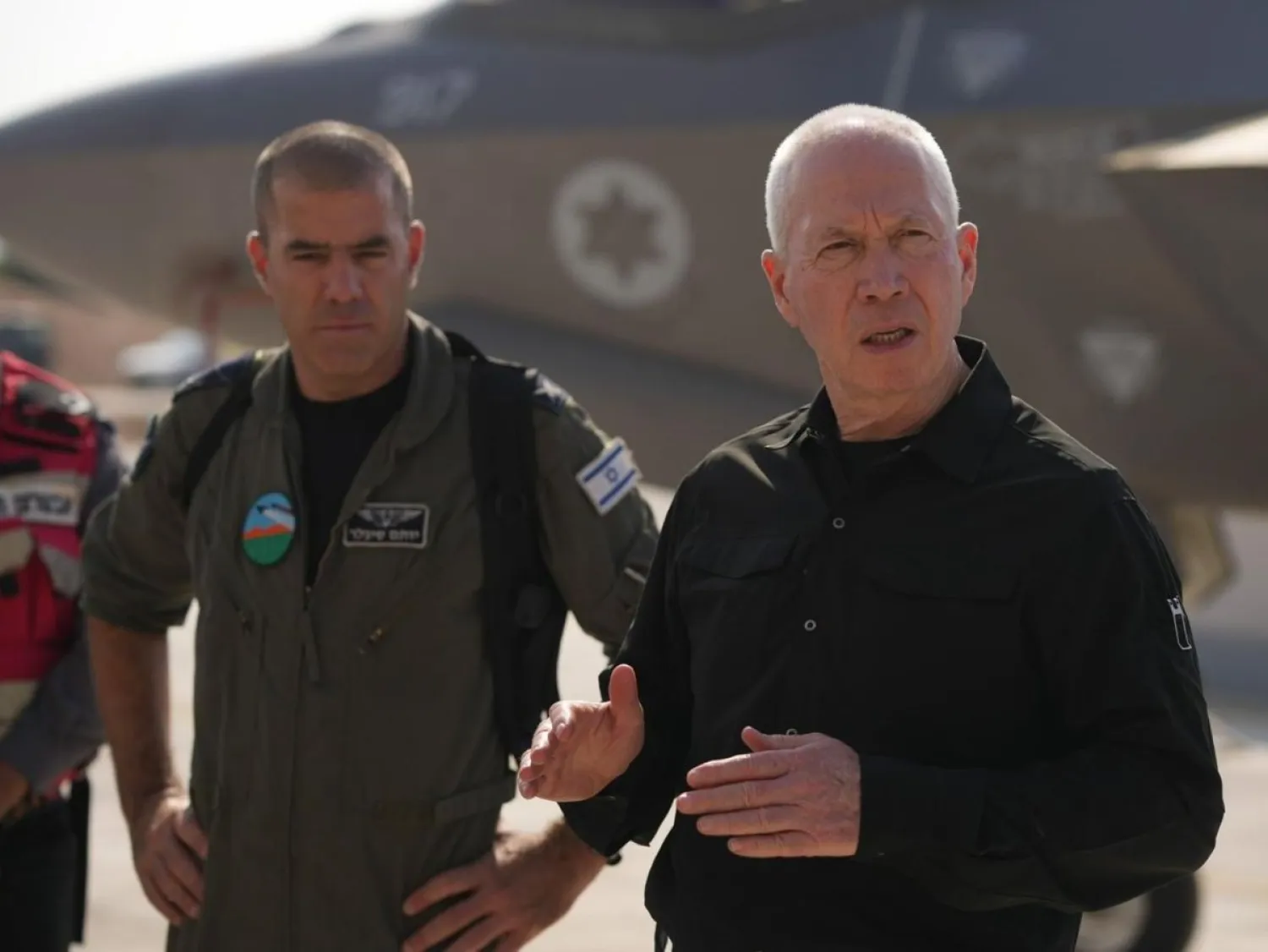 وزير الدفاع الإسرائيلي يوآف غالانت يزور قاعدة نيفاتيم الجوية الأحد (د.ب.أ)