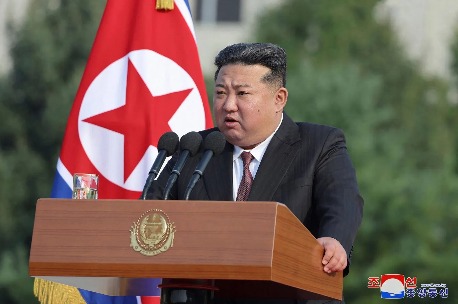 Kuzey Kore lideri Kim Jong Un bir üniversitede konuşma yapıyor (AFP)
