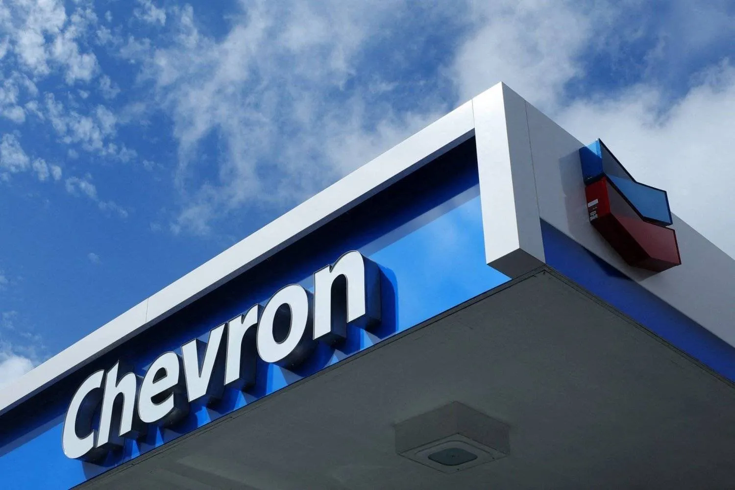A Chevron gas station sign is seen in Austin, Texas, US, October 23, 2023. REUTERS/Brian Snyder/File Photo