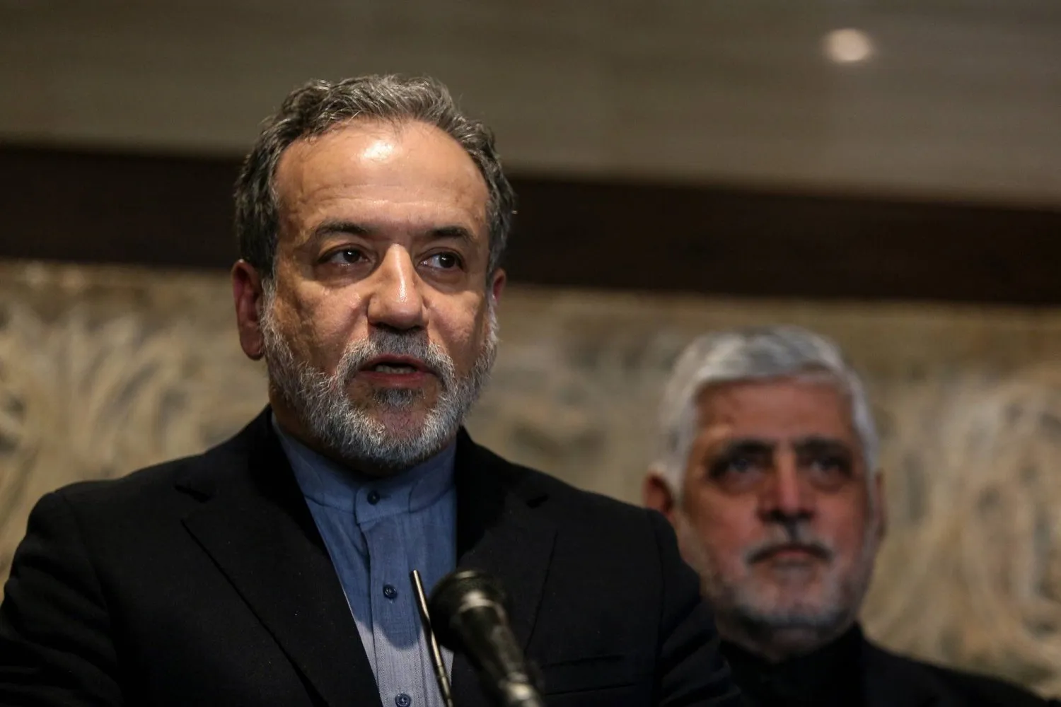 Abbas Arakçi, Lübnan Meclis Başkanı Nebih Berri ile görüşmesinin ardından düzenlediği basın toplantısında, 4 Ekim 2024 (DPA)