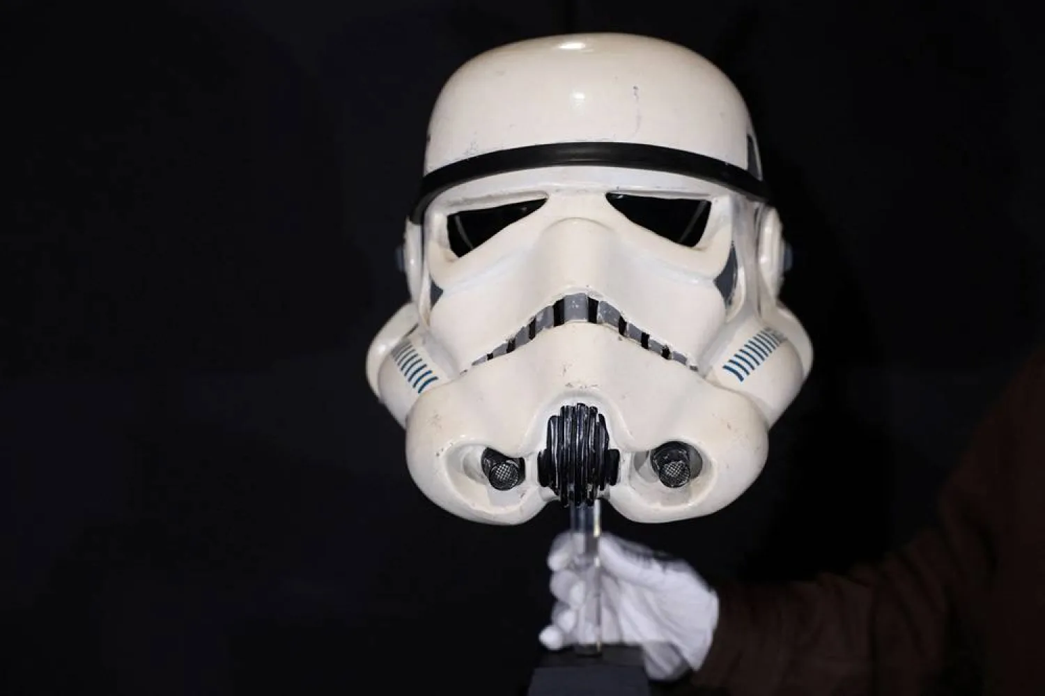  A screen-matched "Move Along" Sandtrooper Helmet from 'Star Wars: A New Hope' is displayed, at Propstore in Chenies, Britain, September 30, 2024. (Reuters)