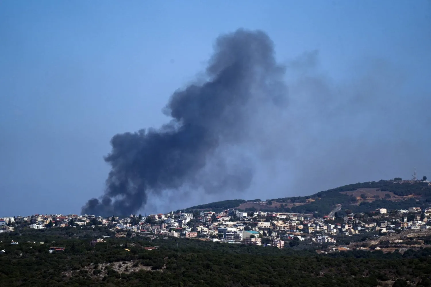 İsrail'in 8 Ekim 2024'teki hava saldırılarının ardından Güney Lübnan'dan dumanlar yükseliyor (Reuters)