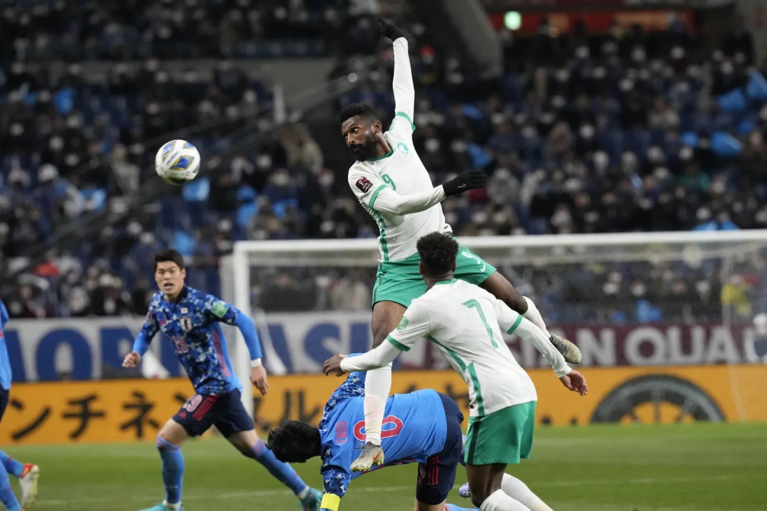 لقاءات السعودية واليابان دائما ما تحفل بالإثارة الندية (الشرق الأوسط)