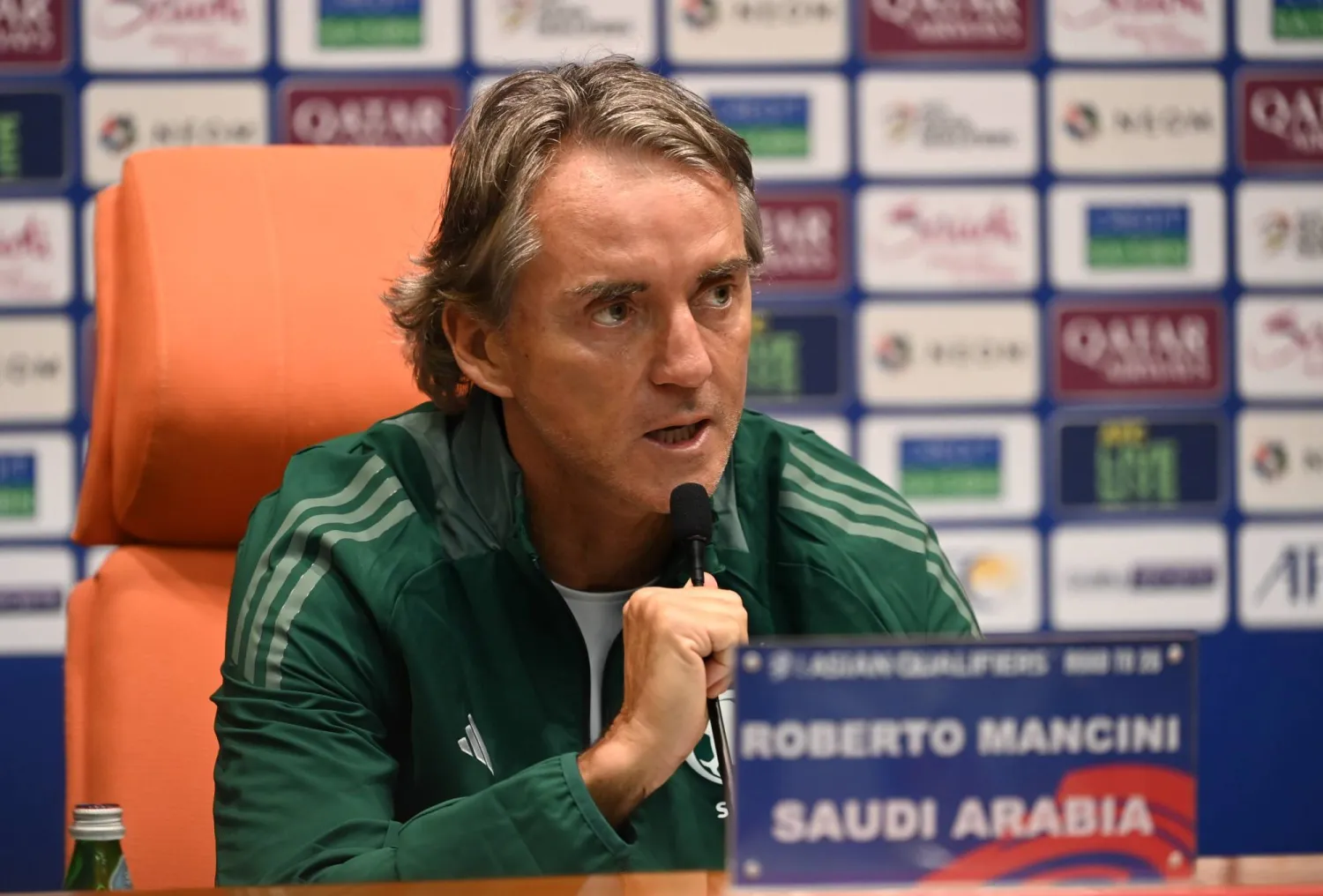 مانشيني مدرب المنتخب السعودي في المؤتمر الصحافي (تصوير: علي خمج)