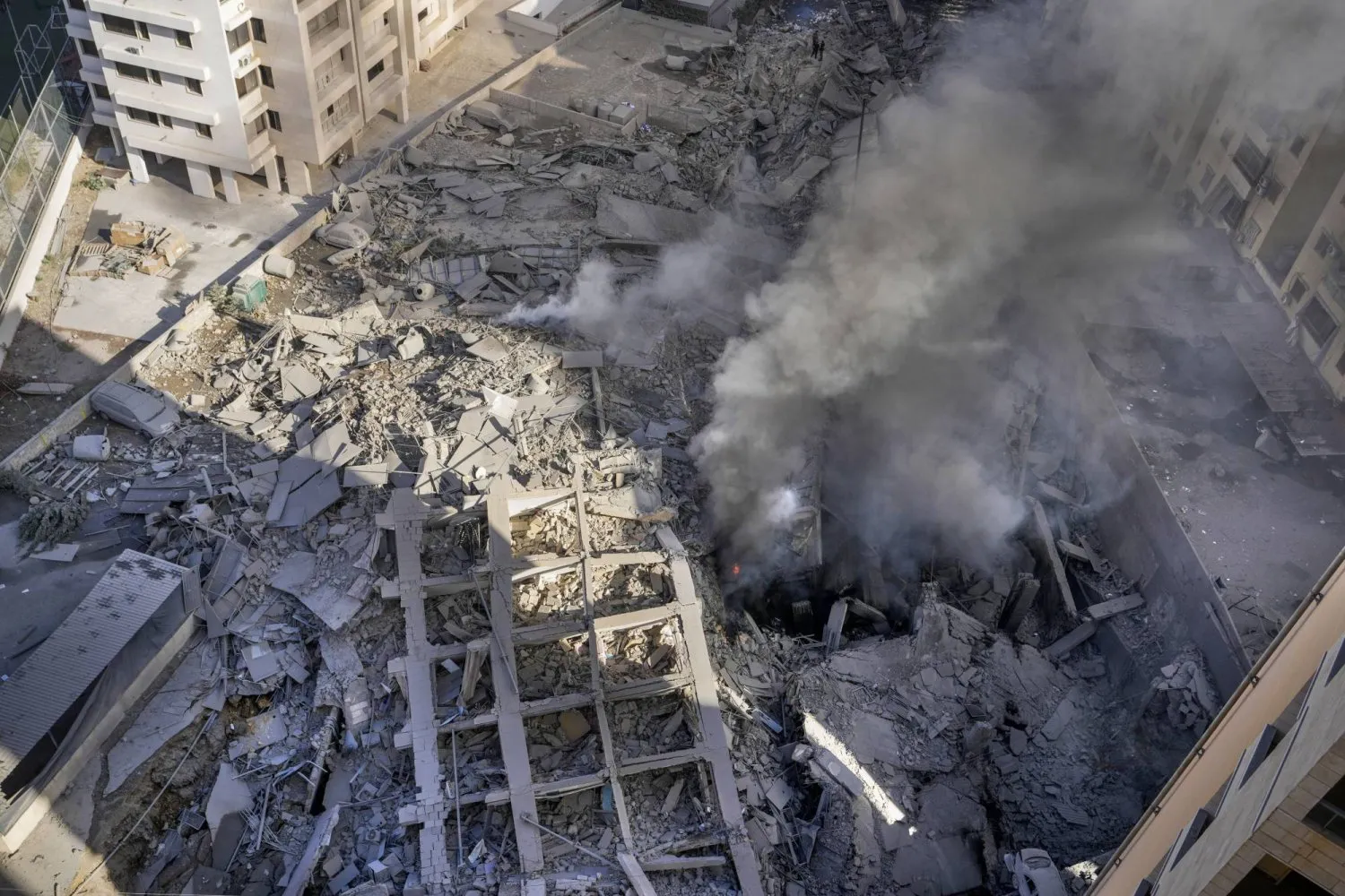 srail'in Beyrut'un güney banliyölerine düzenlediği saldırılar sonrası dumanlar yükseliyor (AP)