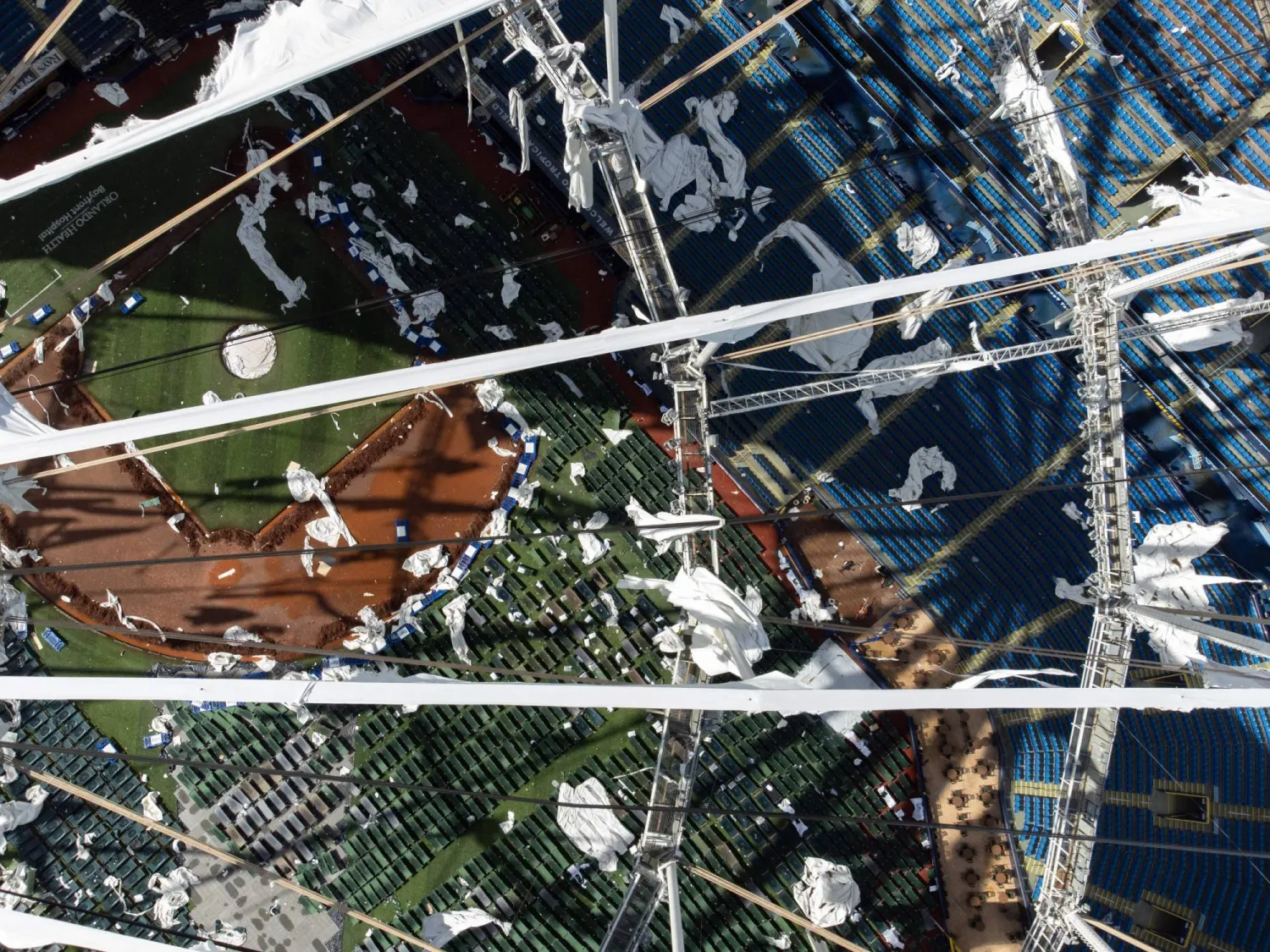 تسبّبت الرياح في تحطيم سقف ملعب «تروبيكانا فيلد للبيسبول» بسان بطرسبرغ في 10 أكتوبر (أ.ف.ب)