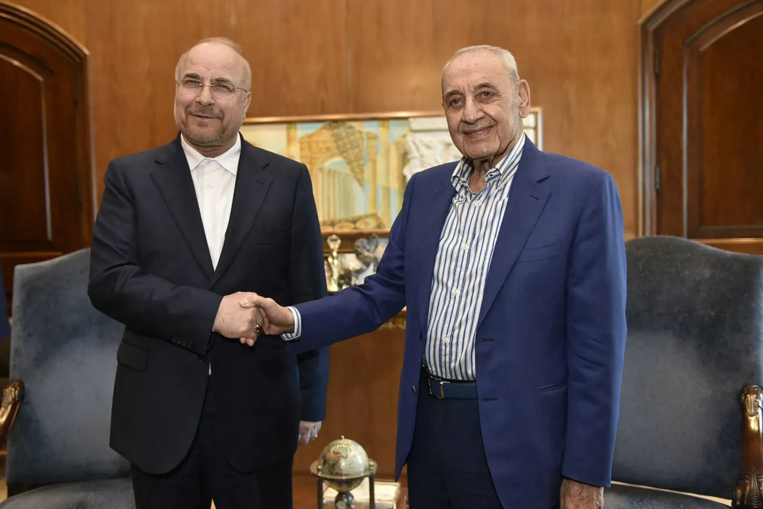 رئيس البرلمان اللبناني نبيه بري مستقبلاً رئيس مجلس الشورى الإيراني محمد باقر قاليباف (أ.ف.ب)