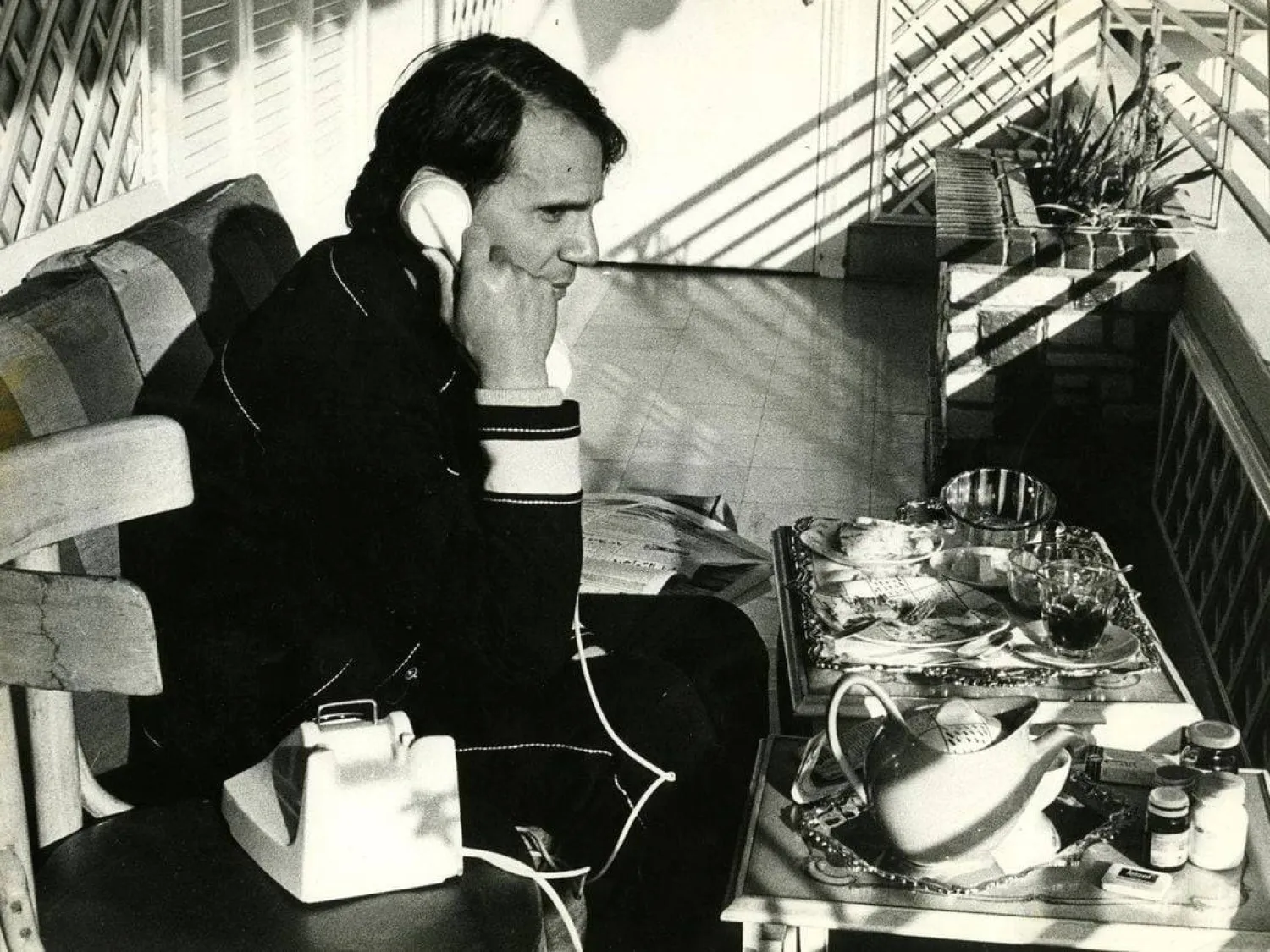 عبد الحليم حافظ في شرفة منزله (أرشيفية)