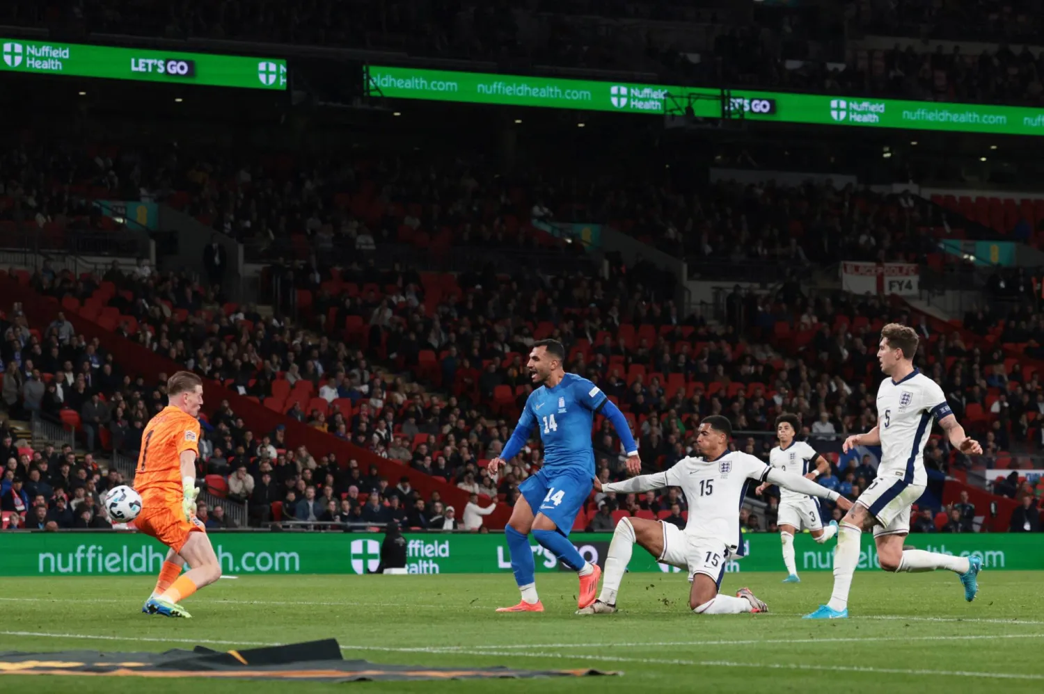  اليوناني فانغيليس بافليديس يهز شباك إنجلترا للمرة الثانية (رويترز)