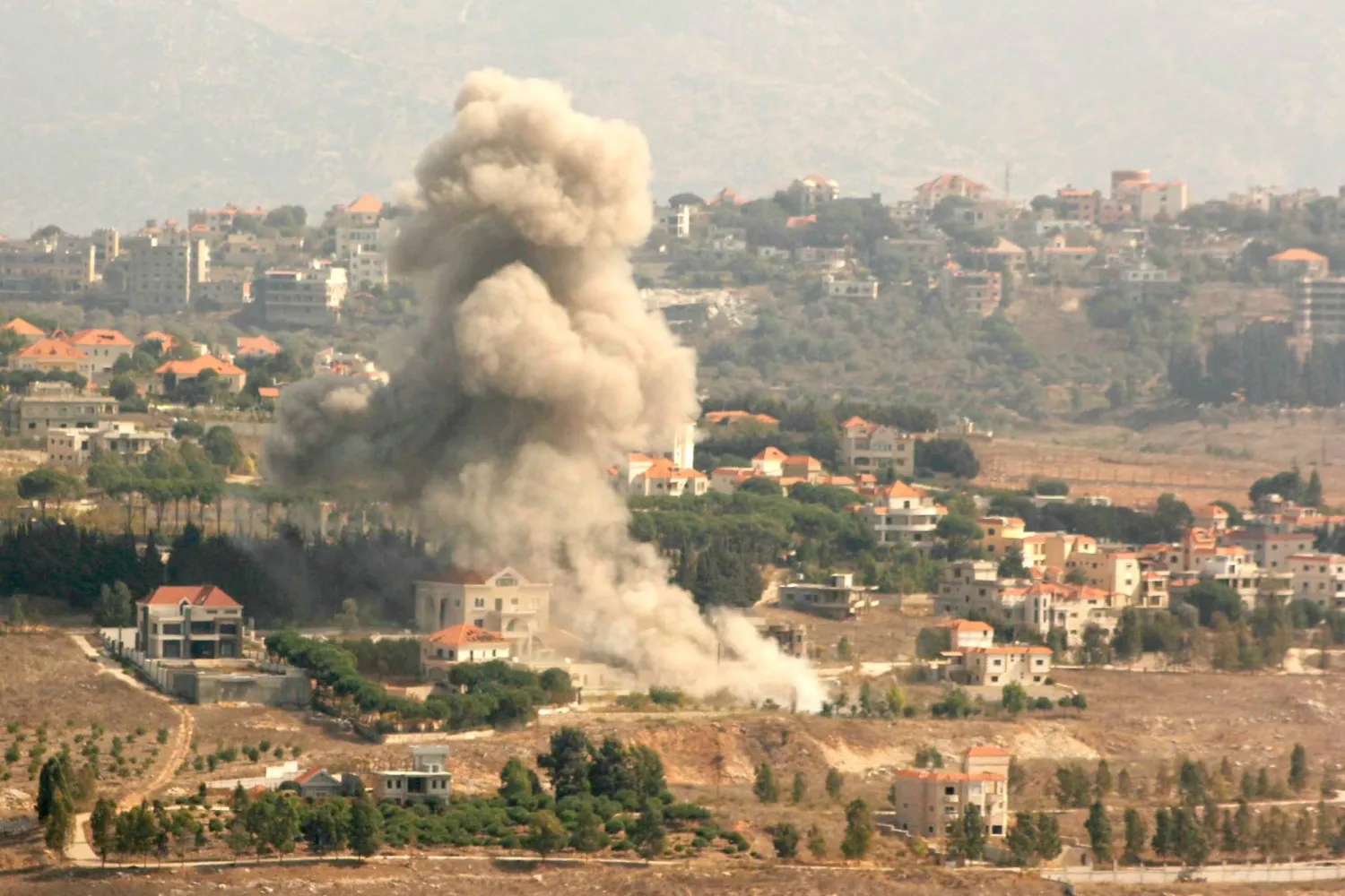 تصاعد الدخان من موقع غارة جوية إسرائيلية استهدفت قرية الخيام في جنوب لبنان (أ.ف.ب)
