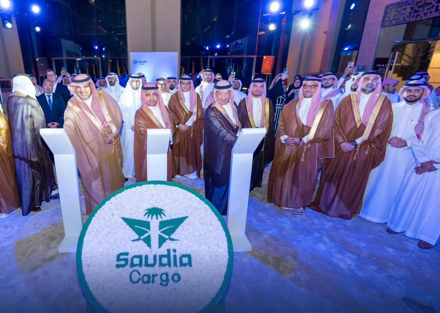 رئيس «الهيئة العامة للطيران» في المنتصف خلال تدشين المكتب الجديد لـ«شركة الخطوط السعودية للشحن»... (الشرق الأوسط)