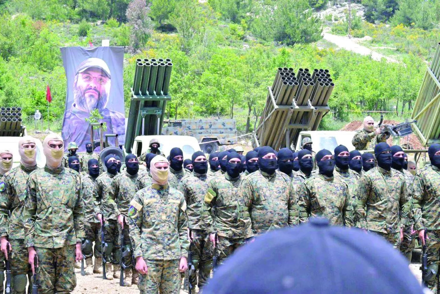 Lübnan'ın güneyindeki bir askeri tabikat sırasında Hizbullah roketatarları (Şarku’l Avsat arşivi)