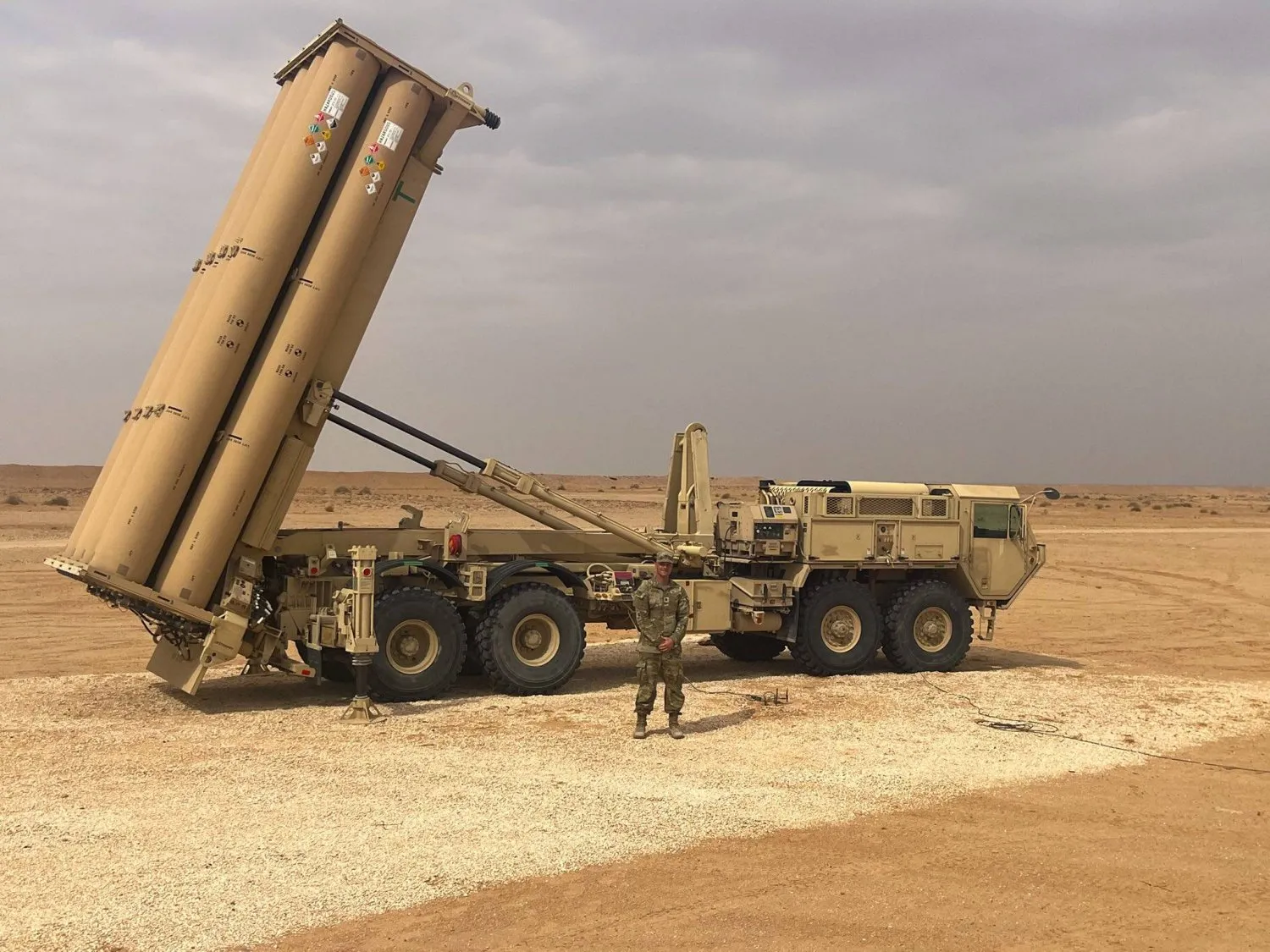 Geçen yıl Ekim ayında Amerikan takviye kuvvetlerinin Ortadoğu bölgesine gelmesinin ardından THAAD füze platformunun önünde duran bir asker (ABD Ordusu)