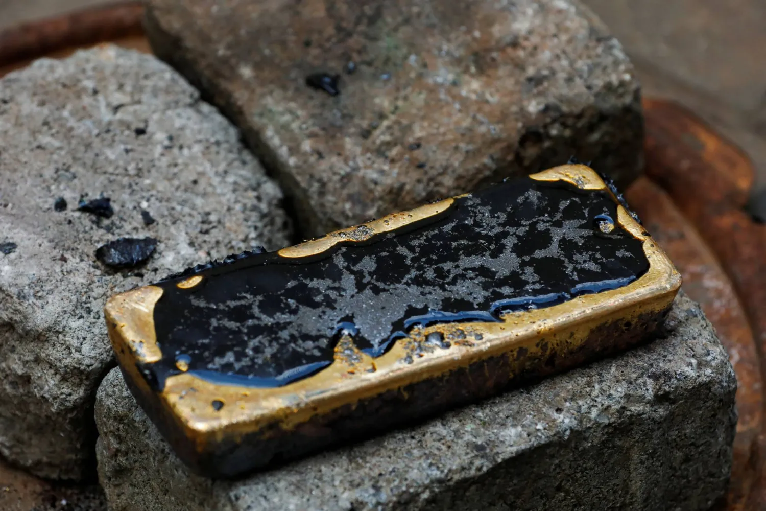 عملية تبريد سبائك الذهب أثناء الصهر في منشأة في أكرا - غانا (رويترز)