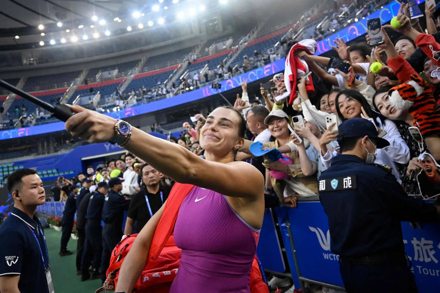 سابالينكا تلتقط صور سيلفي مع معجبيها (أ.ف.ب)