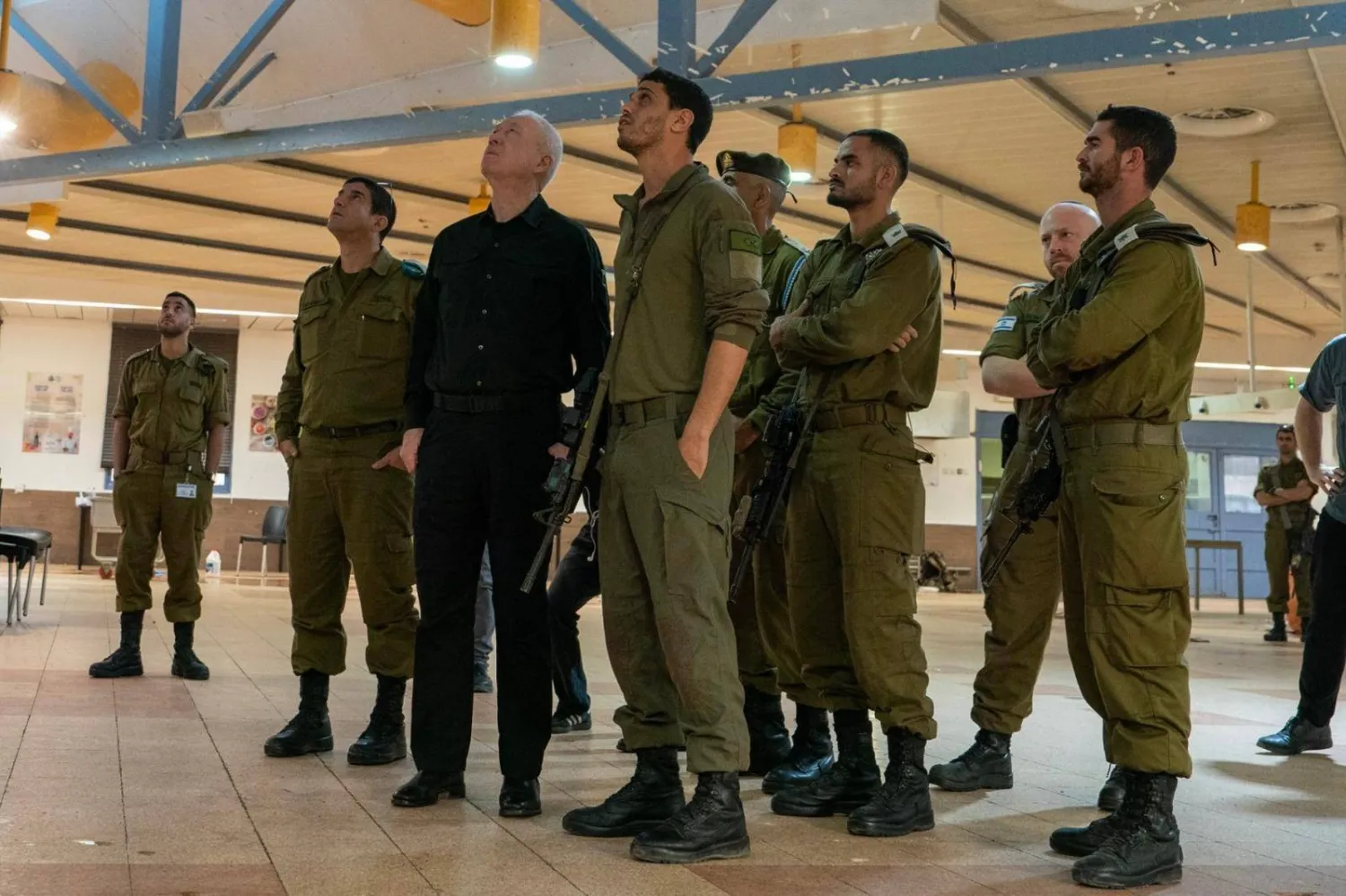 وزير الدفاع الإسرائيلي متفقداً معسكر بنيامينا الذي استهدفه «حزب الله» (د.ب.أ)