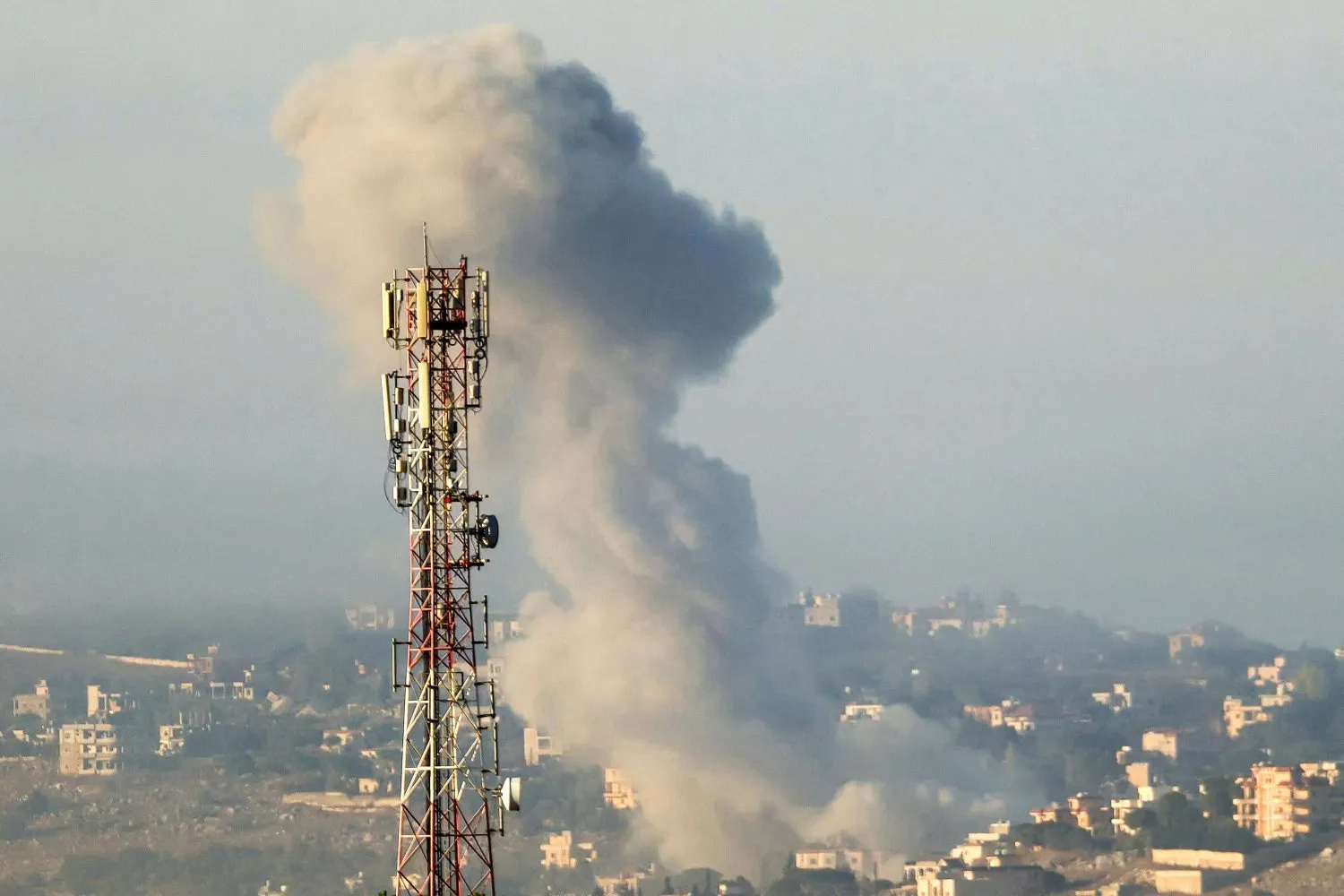  İsrail'in Lübnan'ın güneyindeki et-Taybe köyüne düzenlediği hava saldırısının olduğu yerden dumanlar yükseliyor. (AFP)