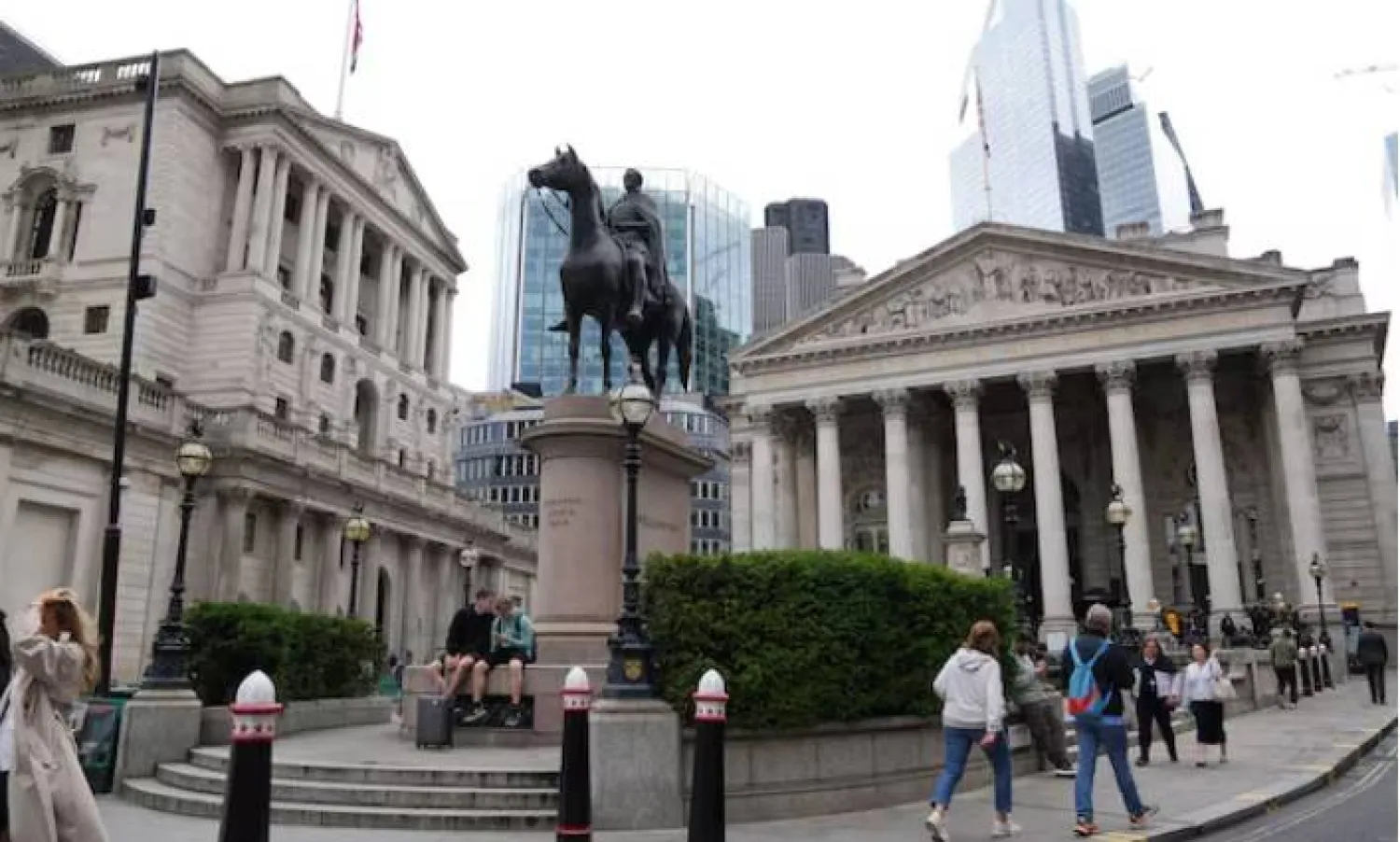 أشخاص يسيرون بالقرب من مبنى «بنك إنجلترا» في لندن (رويترز)