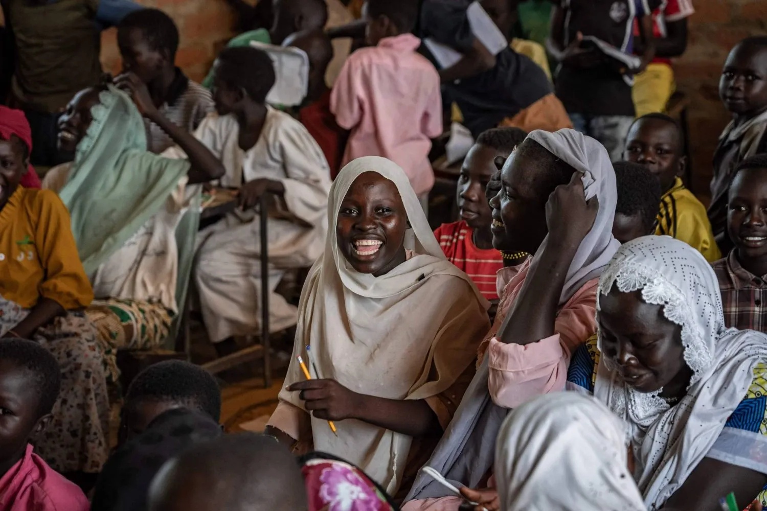Orta Afrika'nın Birao kentindeki Ngiridomo İlkokulunda yaz dersindeki çocuklar (AFP)
